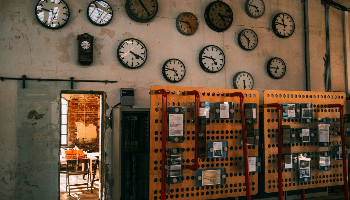 Mur couvert d'horloges anciennes de tailles et de styles différents Image