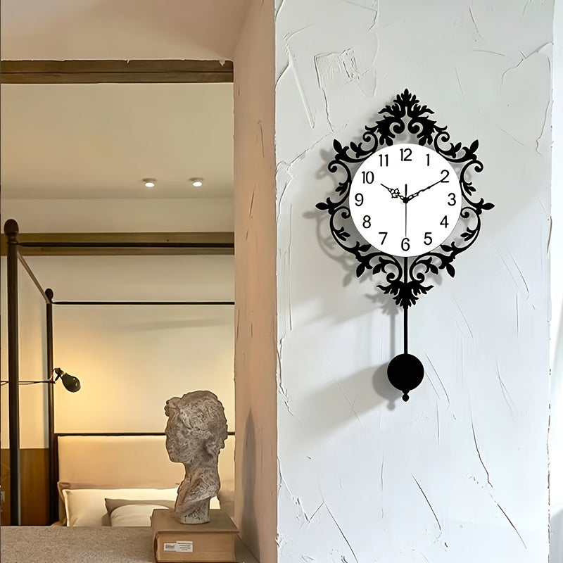 Horloge murale en acrylique, irrégulière, décor sculpté, vue de dos