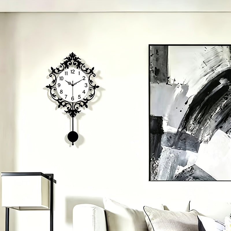 Horloge murale en acrylique, irrégulière, décor sculpté, vue d'ensemble
