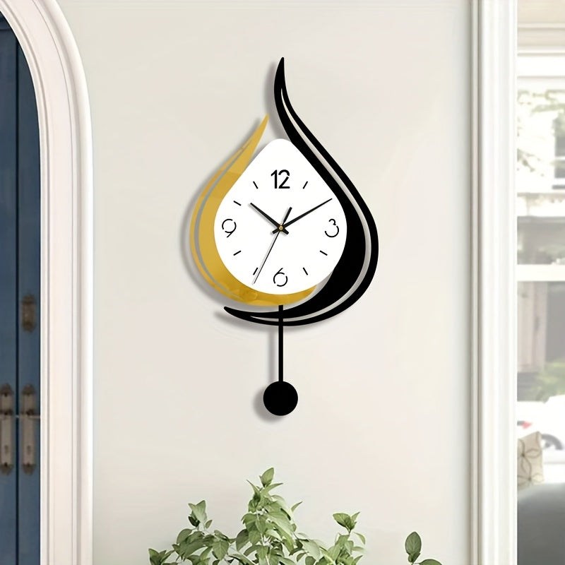 Horloge murale en acrylique, irrégulière, balancier apparent, autre angle