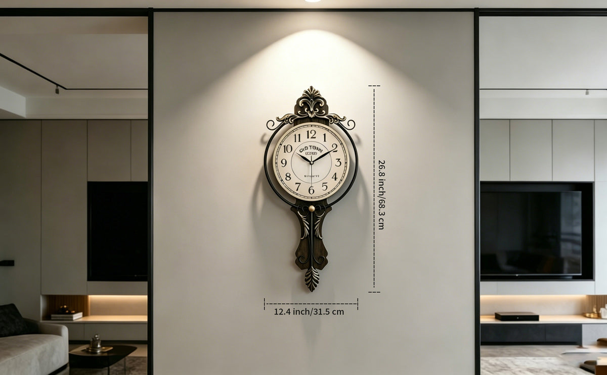 Horloge murale en fer, irrégulière, allure rétro, vue de dos