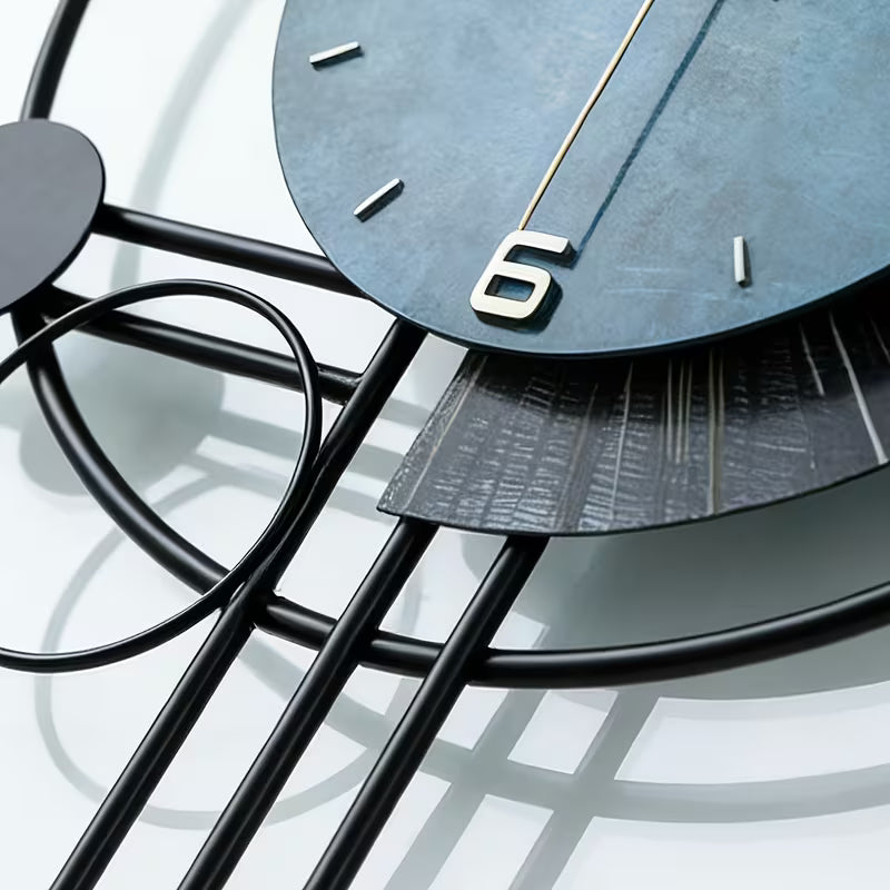 Horloge murale design en métal noir et bleu pour le salon