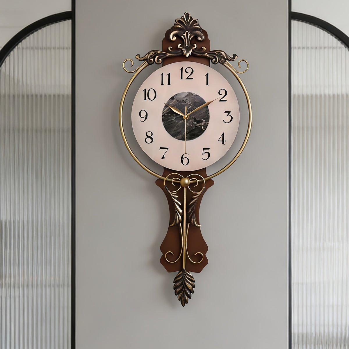 Horloge murale en fer, irrégulière, allure rétro, gros plan