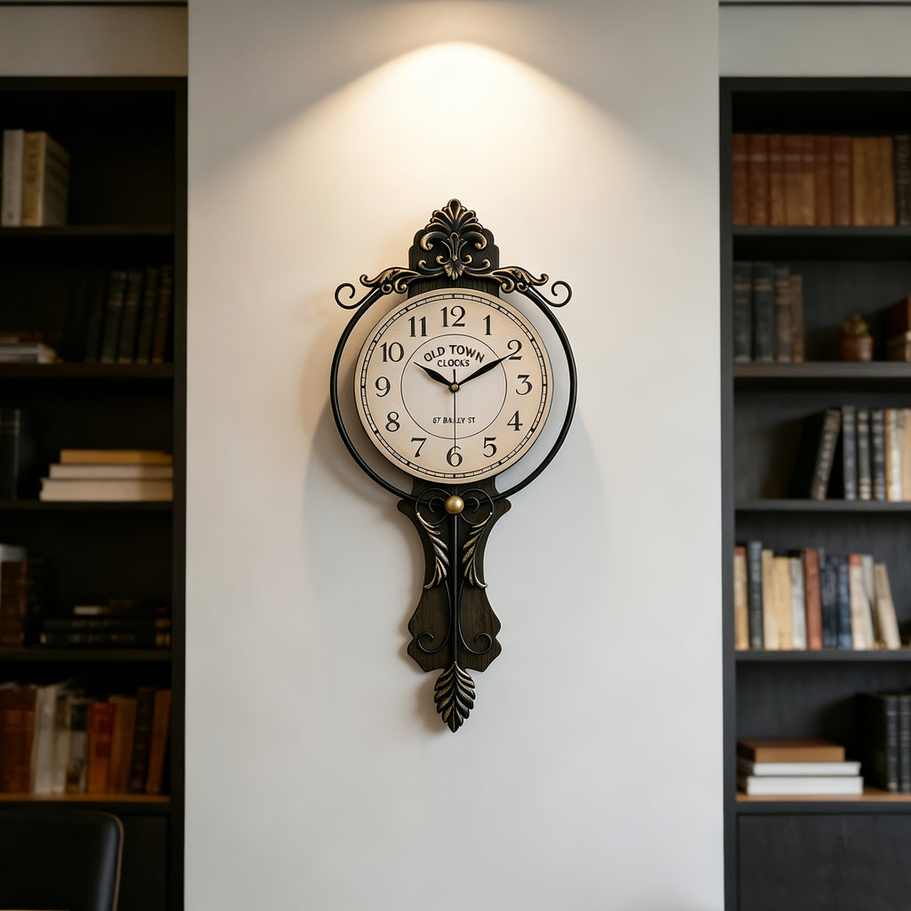 Horloge murale en fer, irrégulière, allure rétro, mise en situation