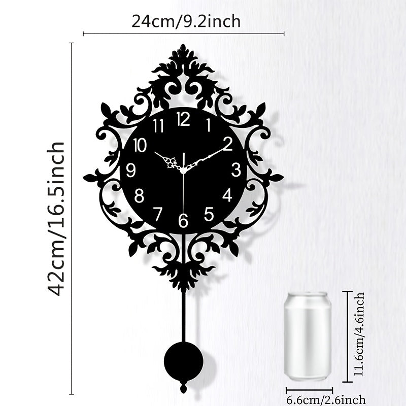 Horloge murale en acrylique, irrégulière, décor sculpté, mise en situation