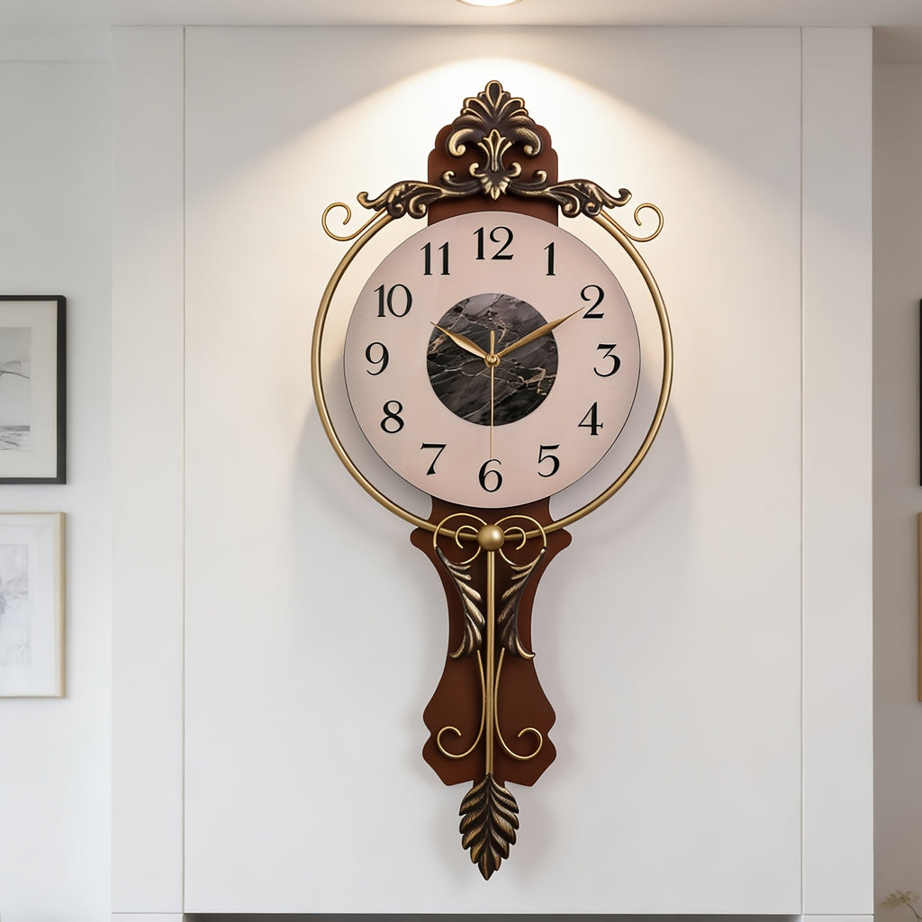 Horloge murale en fer, irrégulière, allure rétro, vue d'ensemble