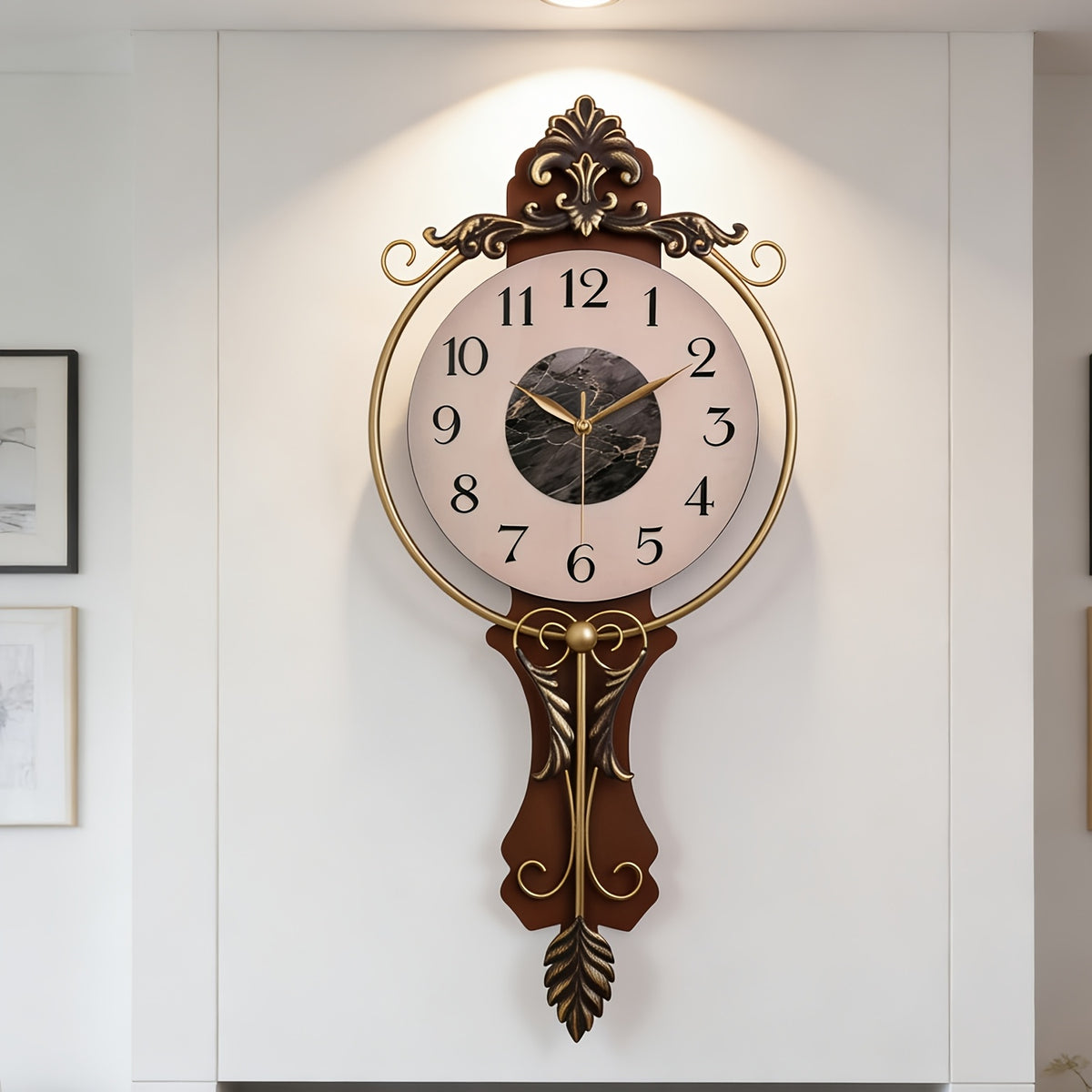 Horloge murale en fer, irrégulière, allure rétro, vue d'ensemble