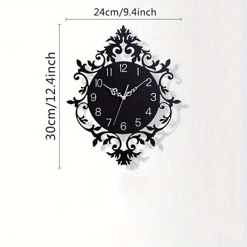 Horloge murale en acrylique, irrégulière, décor sculpté, détail de la finition