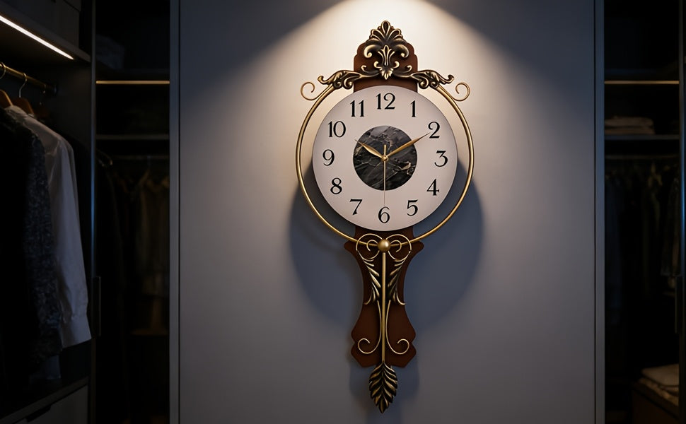 Horloge murale en fer, irrégulière, allure rétro, vue de dos