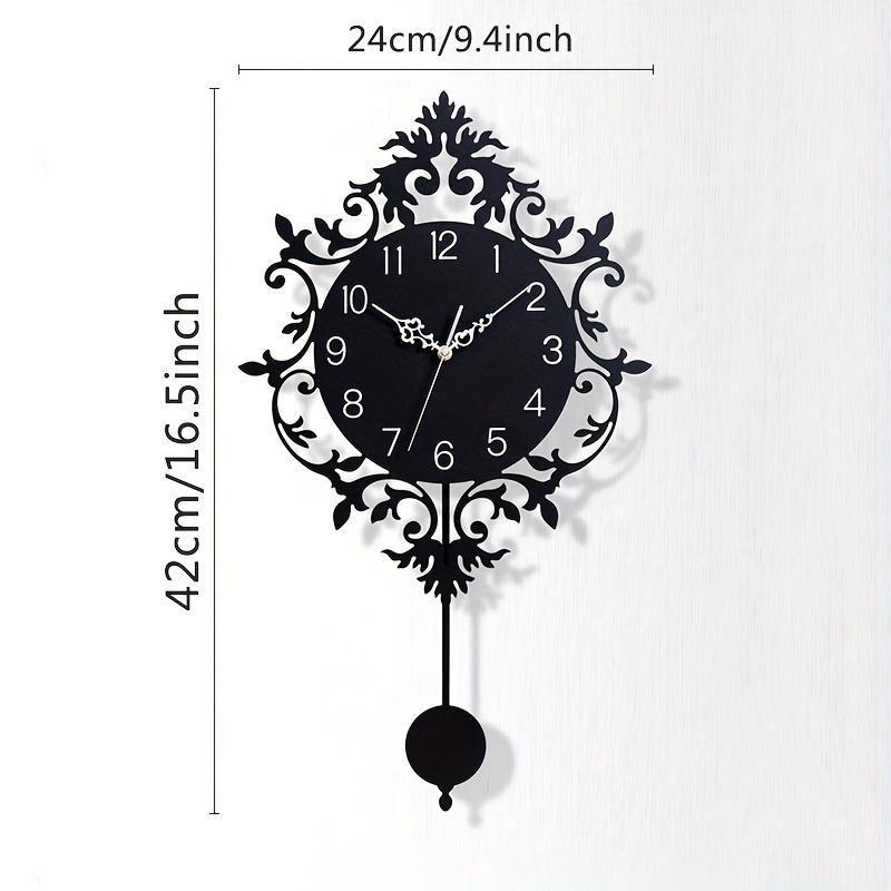 Horloge murale en acrylique, irrégulière, décor sculpté, mise en situation