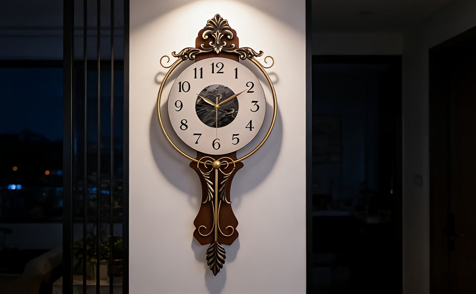 Horloge murale en fer, irrégulière, allure rétro, gros plan