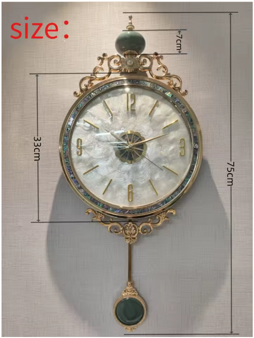 Pendule murale dorée à balancier — Cadran nacré et métal ciselé