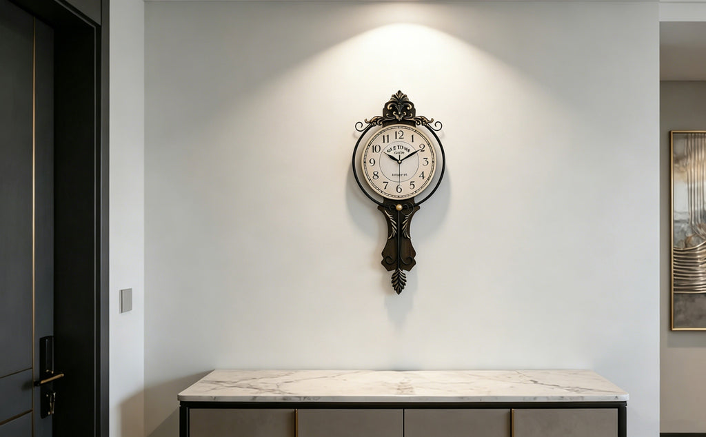 Horloge murale en fer, irrégulière, allure rétro, vue d'ensemble