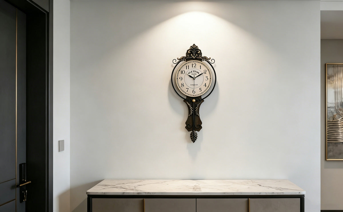 Horloge murale en fer, irrégulière, allure rétro, vue d'ensemble
