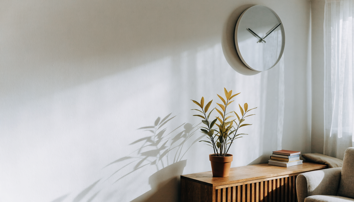 Grande horloge murale ronde au-dessus d un buffet en bois dans un salon clair
