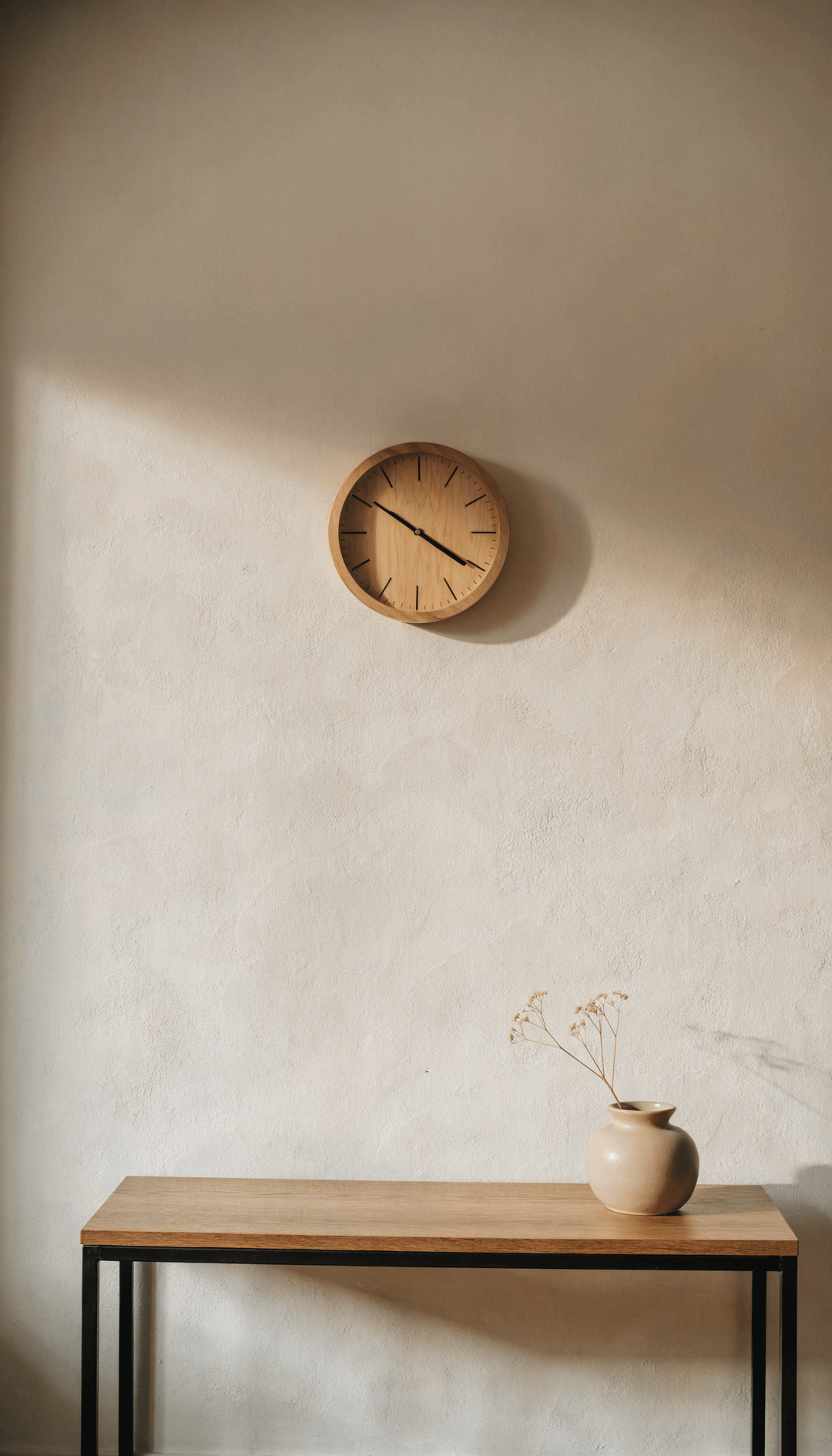 Horloge murale en bois au-dessus d une console, vue verticale