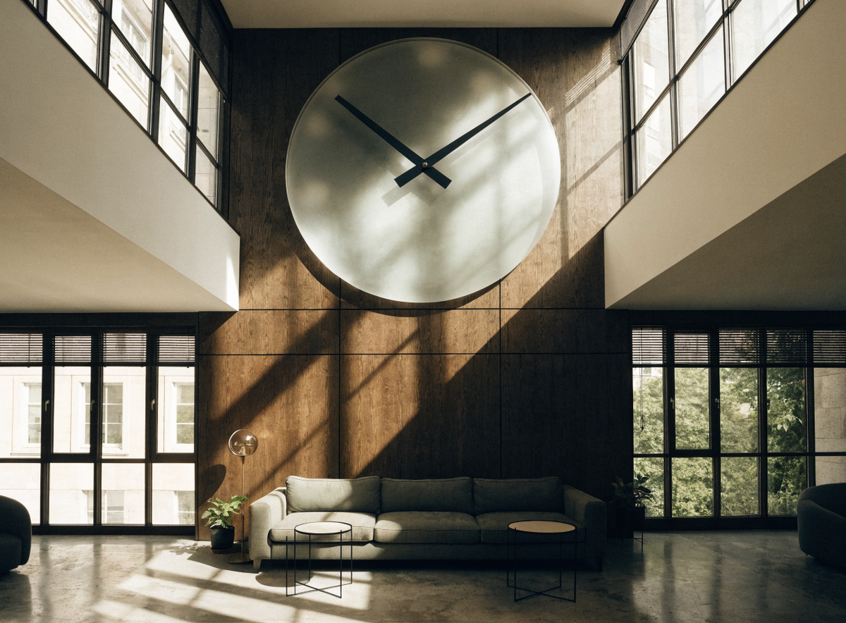 Très grande horloge murale sur un mur de salon à double hauteur Image