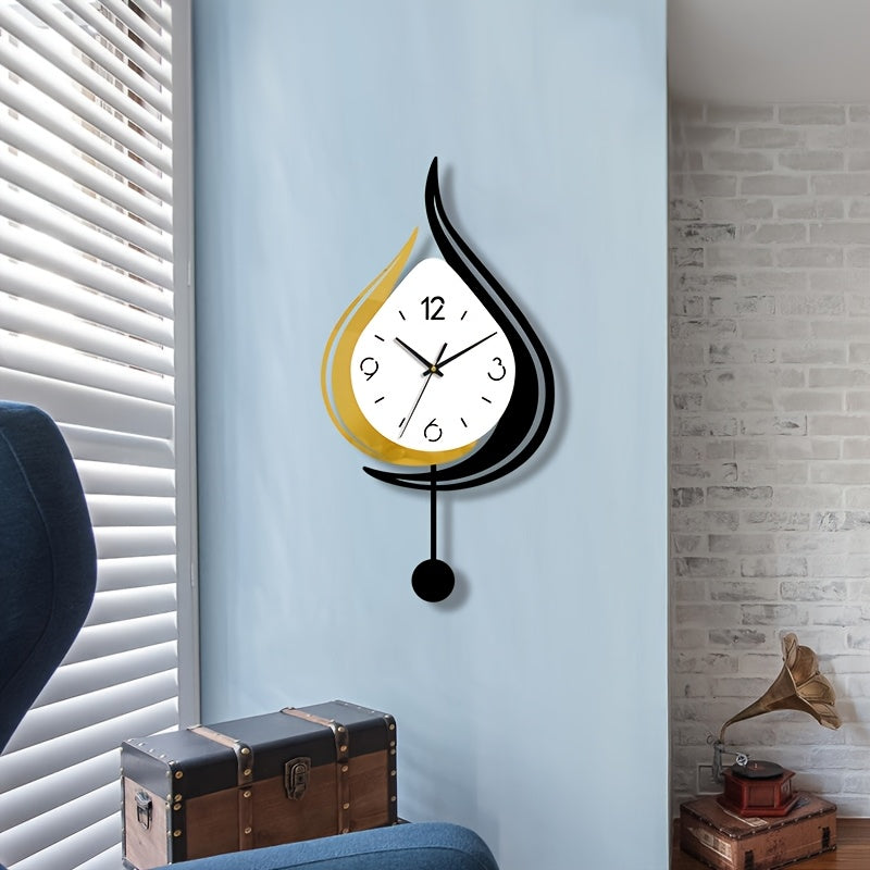 Horloge murale en acrylique, irrégulière, balancier apparent, gros plan