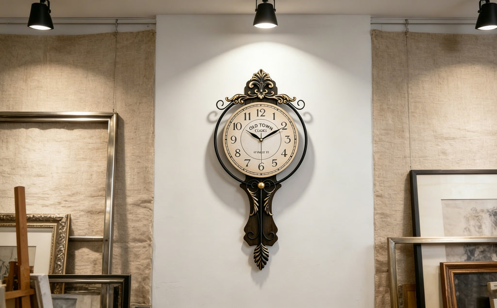 Horloge murale en fer, irrégulière, allure rétro, gros plan