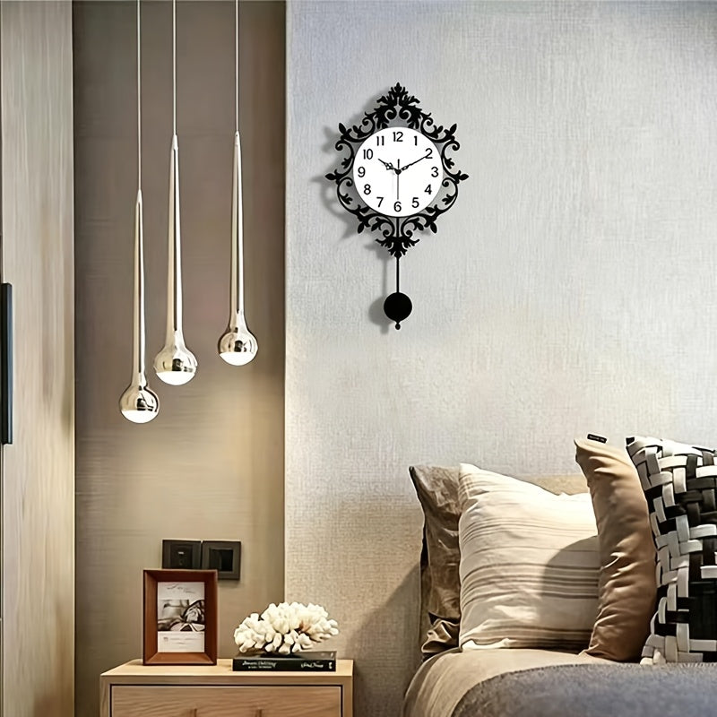 Horloge murale en acrylique, irrégulière, décor sculpté, autre angle