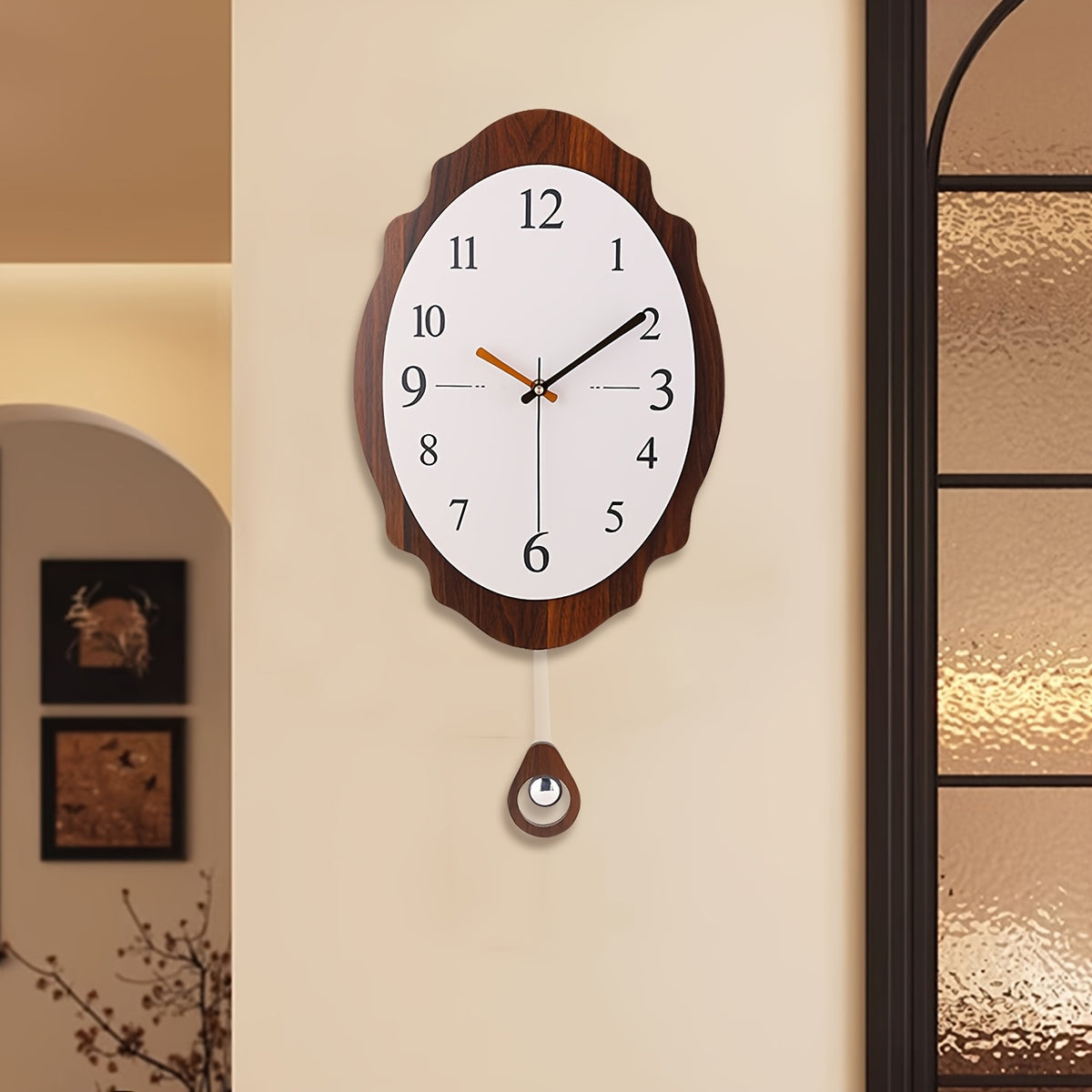 Horloge murale en bois, ovale, silencieuse, sans tic-tac — détail de la matière : bois