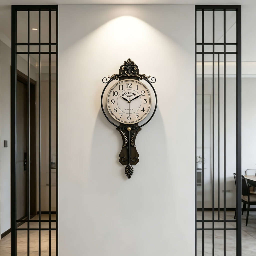 Horloge murale en fer, irrégulière, allure rétro, vue de dos