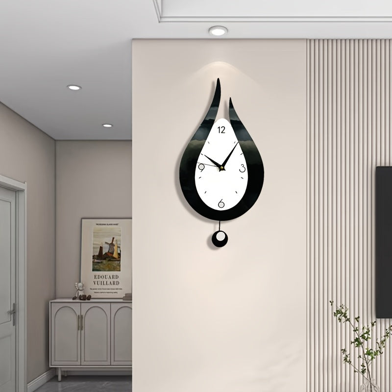 Horloge murale en fer, ronde, balancier apparent, gros plan