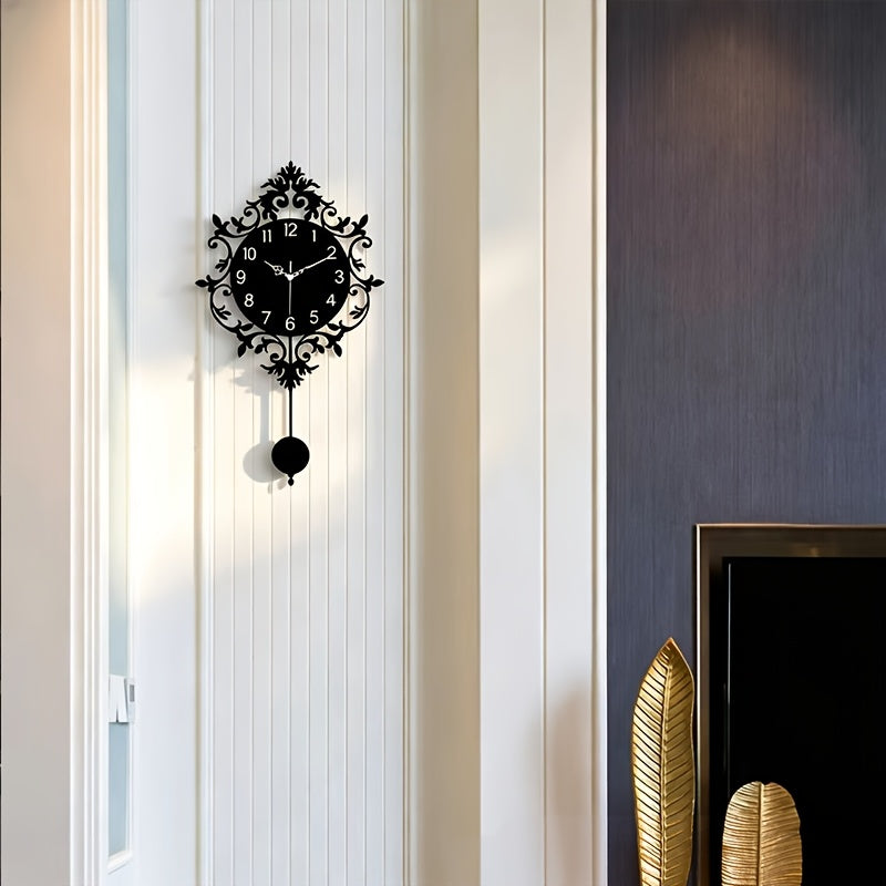 Horloge murale en acrylique, irrégulière, décor sculpté, gros plan