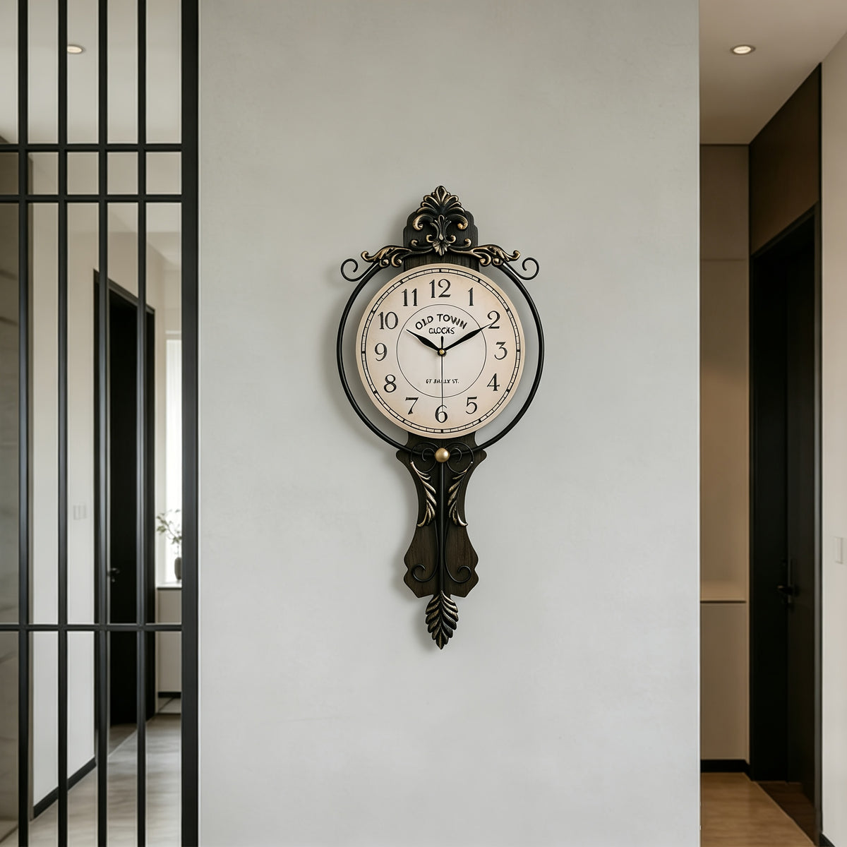 Horloge murale en fer, irrégulière, allure rétro — détail de la matière : fer Image