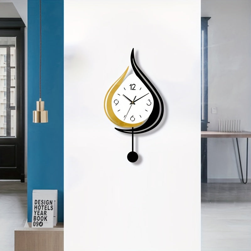 Horloge murale en acrylique, irrégulière, balancier apparent, vue de dos