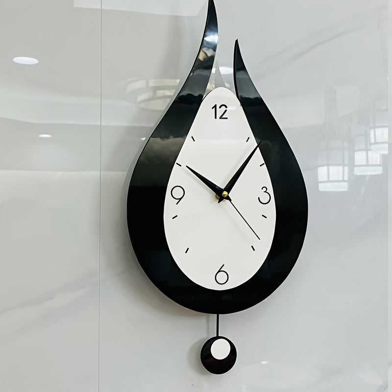 Horloge murale en fer, ronde, balancier apparent, mise en situation