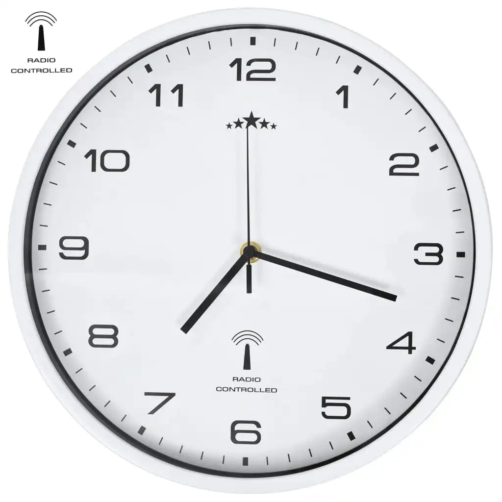 Horloge murale radio-pilotée déclinée en argenté, noir ou blanc