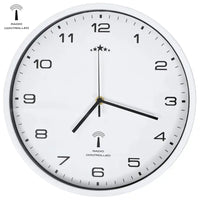 Horloge murale radio-pilotée déclinée en argenté, noir ou blanc