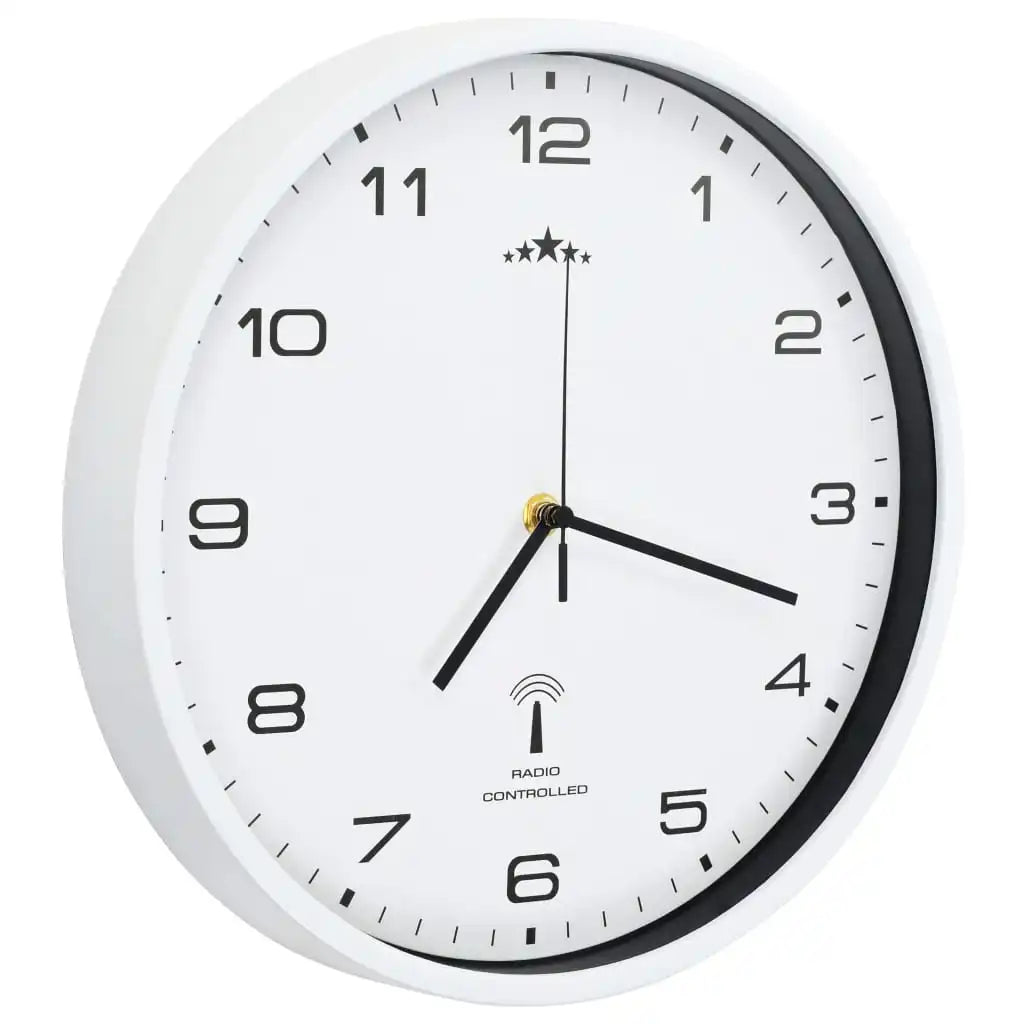 Horloge murale radio-pilotée déclinée en argenté, noir ou blanc