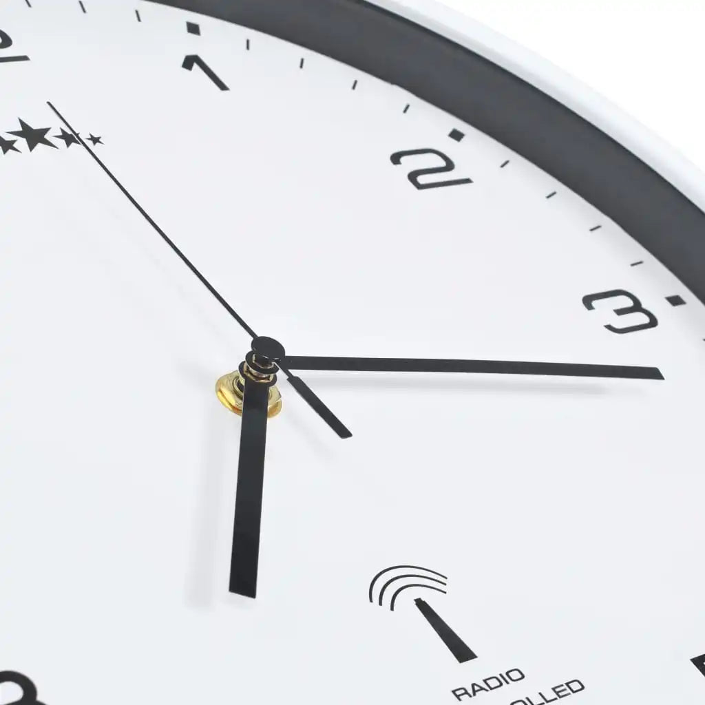 Horloge murale radio-pilotée déclinée en argenté, noir ou blanc