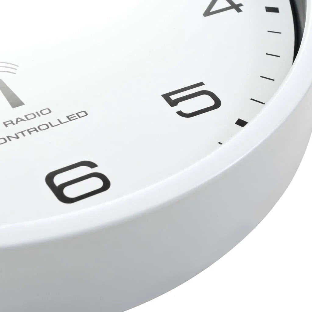 Horloge murale radio-pilotée déclinée en argenté, noir ou blanc