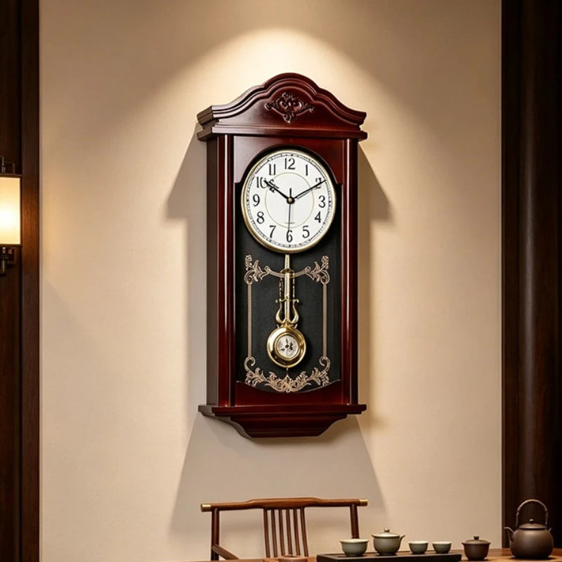 Horloge murale effet acajou à balancier doré, 28,5 x 60,3 cm