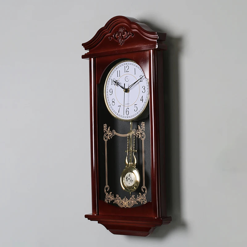 Horloge murale effet acajou à balancier doré, 28,5 x 60,3 cm