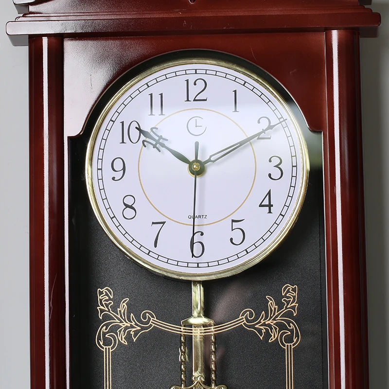 Horloge murale effet acajou à balancier doré, 28,5 x 60,3 cm