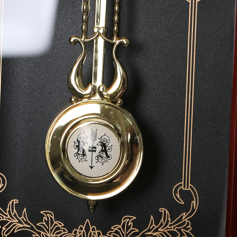 Horloge murale effet acajou à balancier doré, 28,5 x 60,3 cm