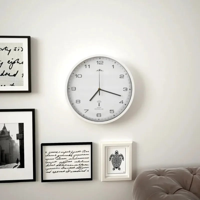 Horloge murale entièrement blanc laqué 31 cm, radio-pilotée
