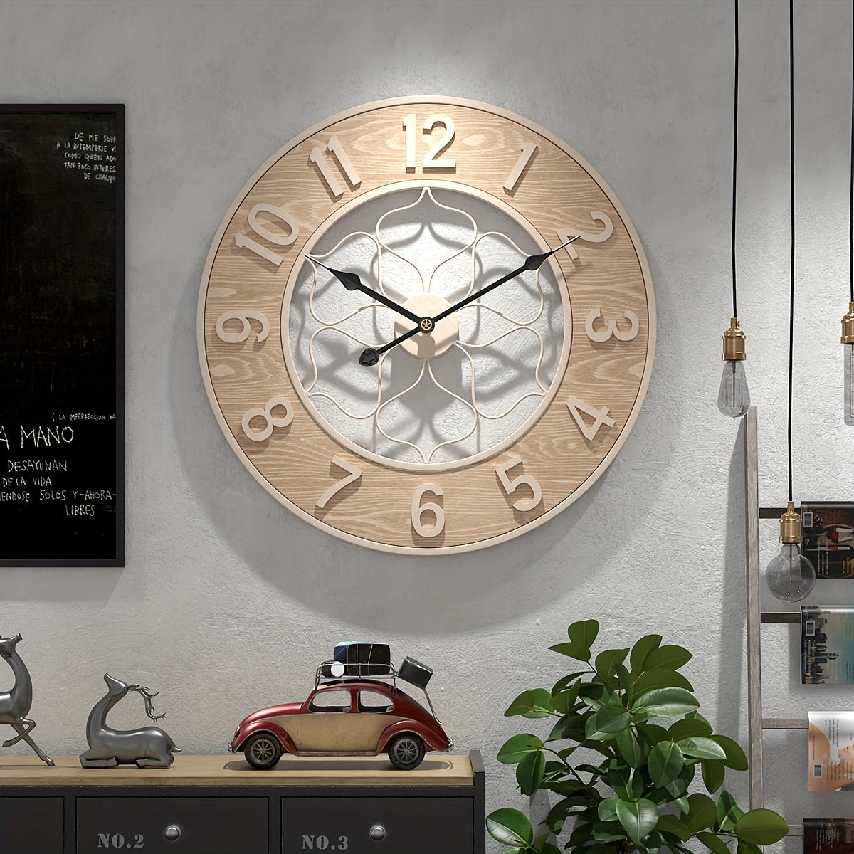 Horloge murale en bois clair de 60 cm à rosace ajourée blanche