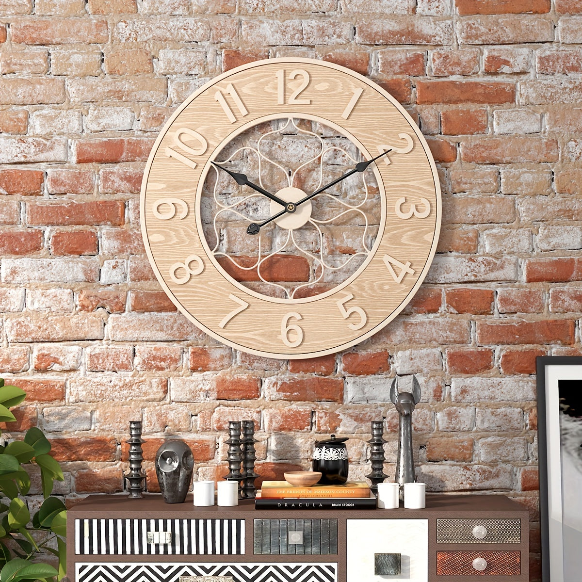 Horloge murale en bois clair de 60 cm à rosace ajourée blanche