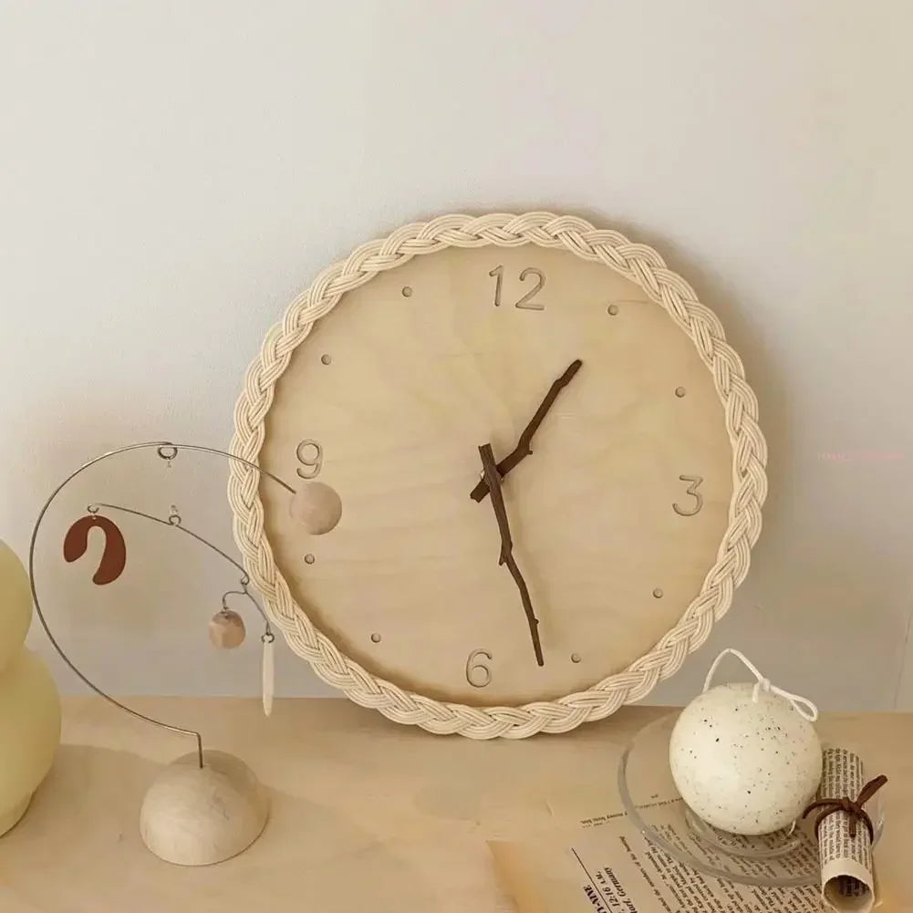 Horloge murale en bois clair 27 cm à bord tressé bohème