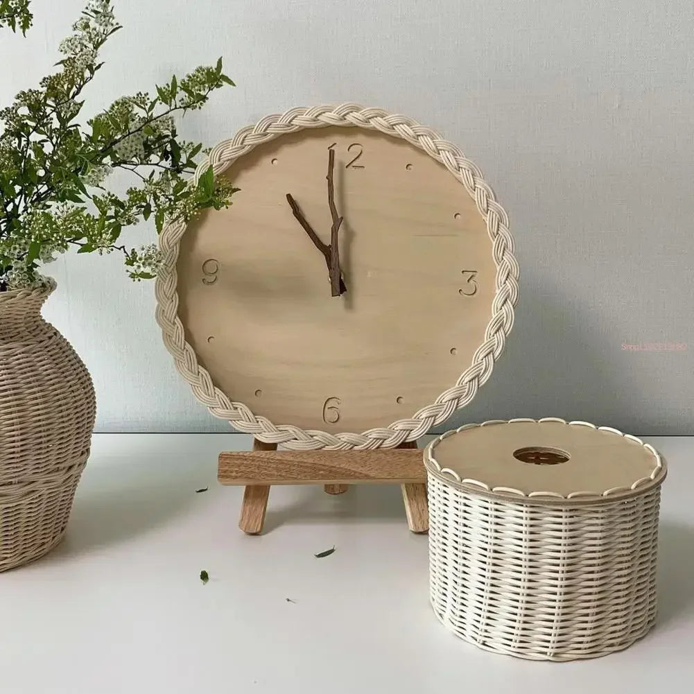 Horloge murale en bois clair 27 cm à bord tressé bohème