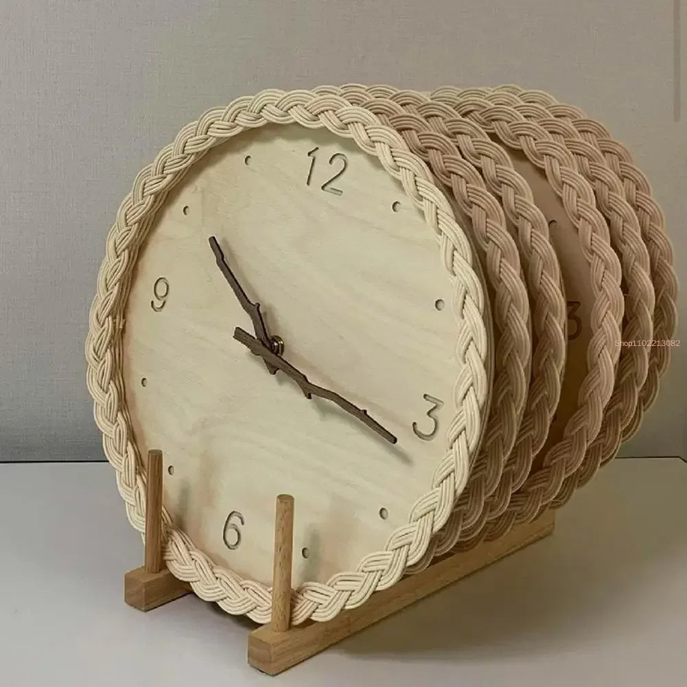 Horloge murale en bois clair 27 cm à bord tressé bohème
