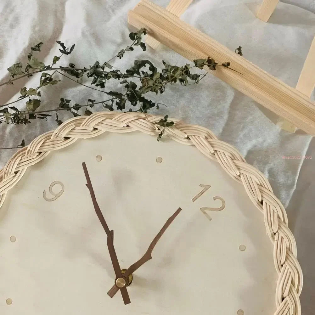 Horloge murale en bois clair 27 cm à bord tressé bohème