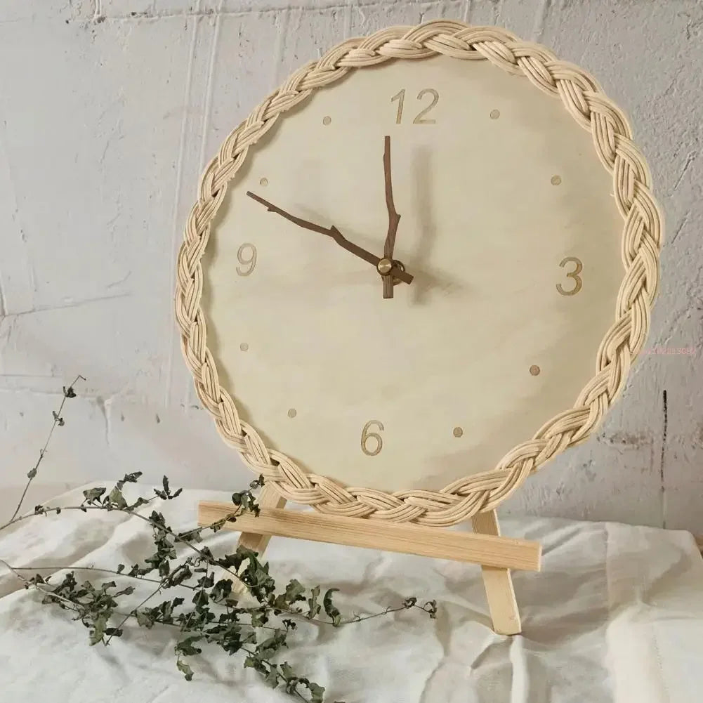 Horloge murale en bois clair 27 cm à bord tressé bohème