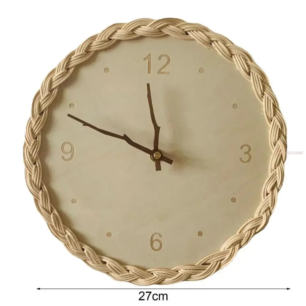 Horloge murale en bois clair 27 cm à bord tressé bohème