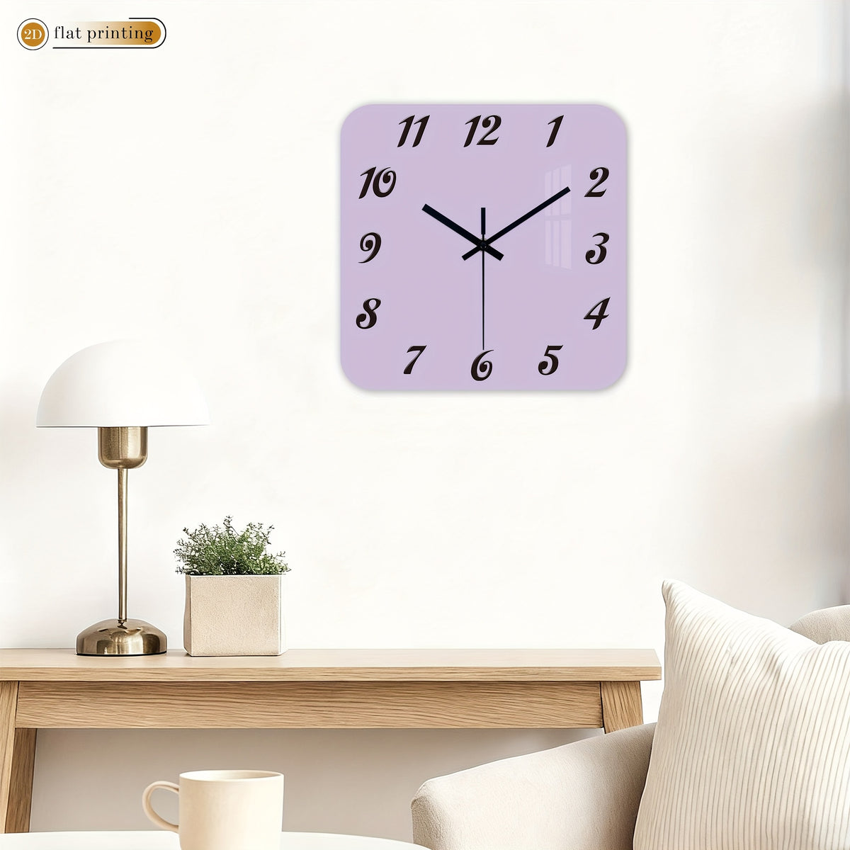 Horloge murale carrée teinte lilas aux chiffres italiques
